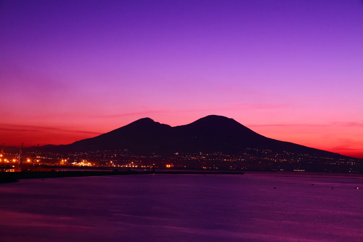 投稿写真：朝焼けのヴェスヴィオ山
