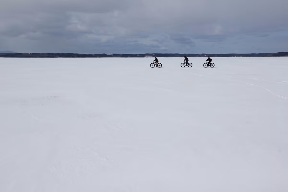 投稿写真：湖上サイクリング風景。冬しか見景観られない一面雪の景観