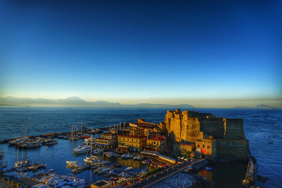 投稿写真：南イタリア ナポリ 早朝のサンタルチアと卵城