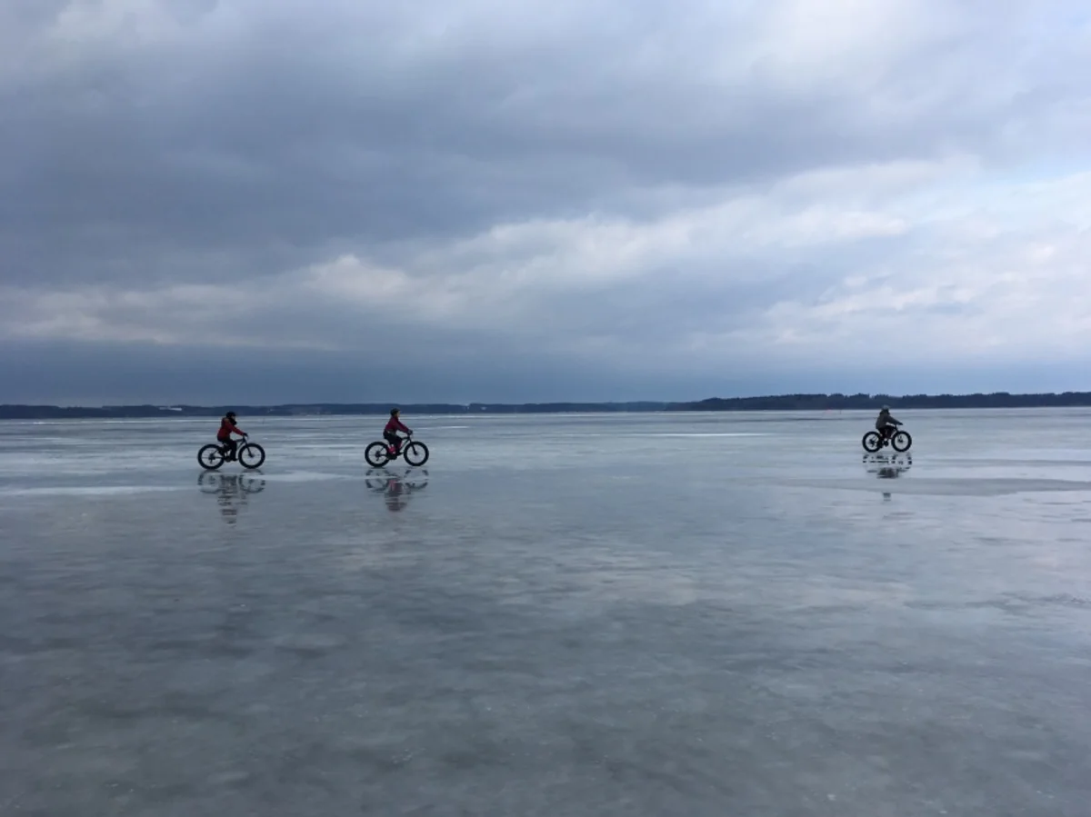 投稿写真：小川原湖での、湖上サイクリング風景。冬しか見景観られない景観