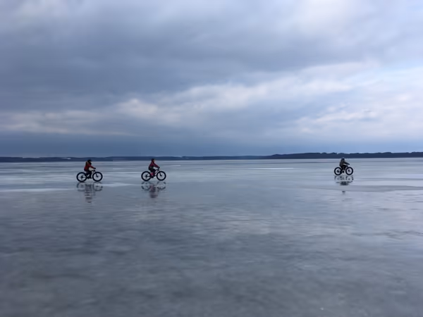 投稿：小川原湖での、湖上サイクリング風景。冬しか見景観られない景観