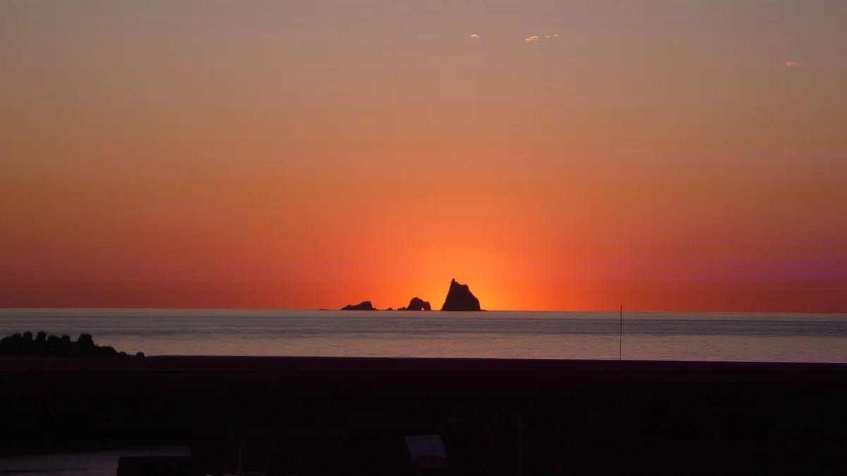 投稿写真：三本岳の真裏に太陽が隠れた