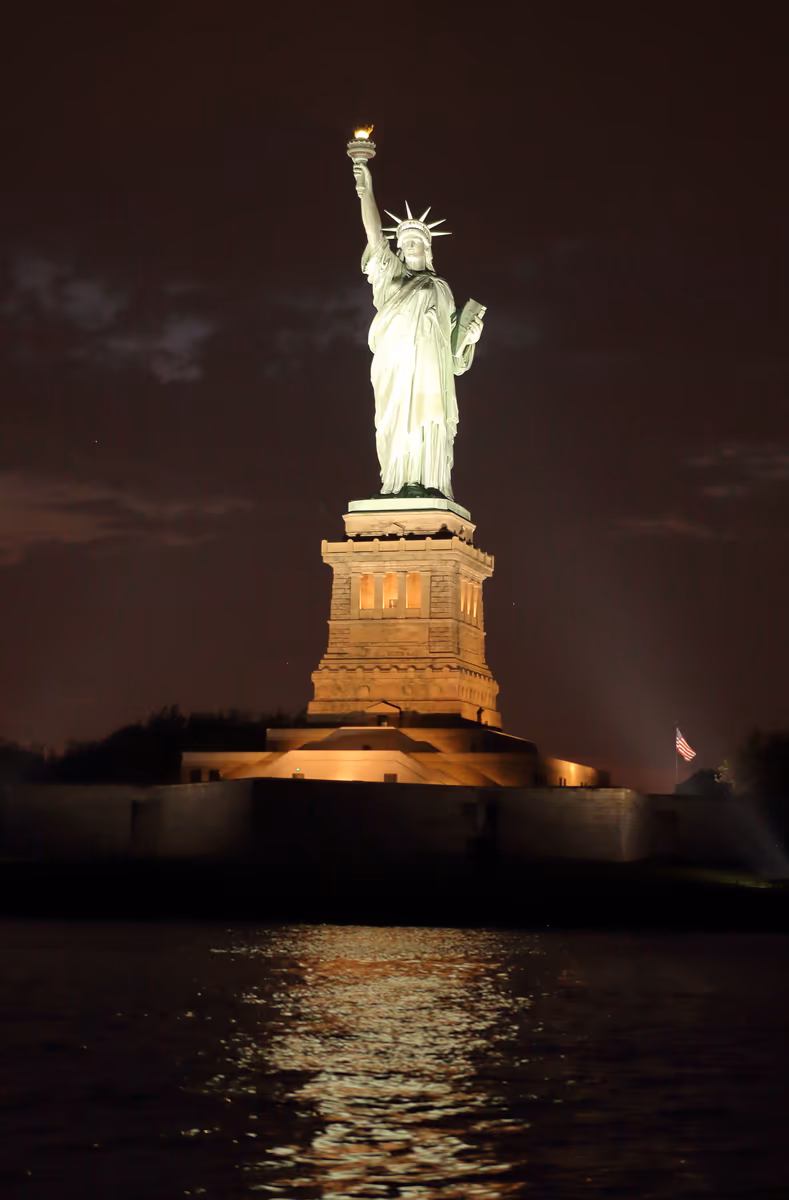 投稿写真：闇夜に浮かび上がった自由の女神