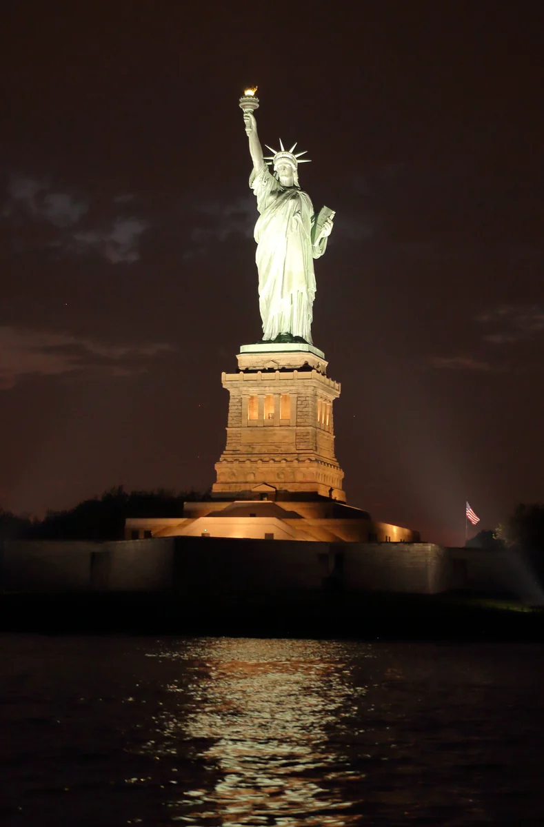 投稿写真：闇夜に浮かび上がった自由の女神