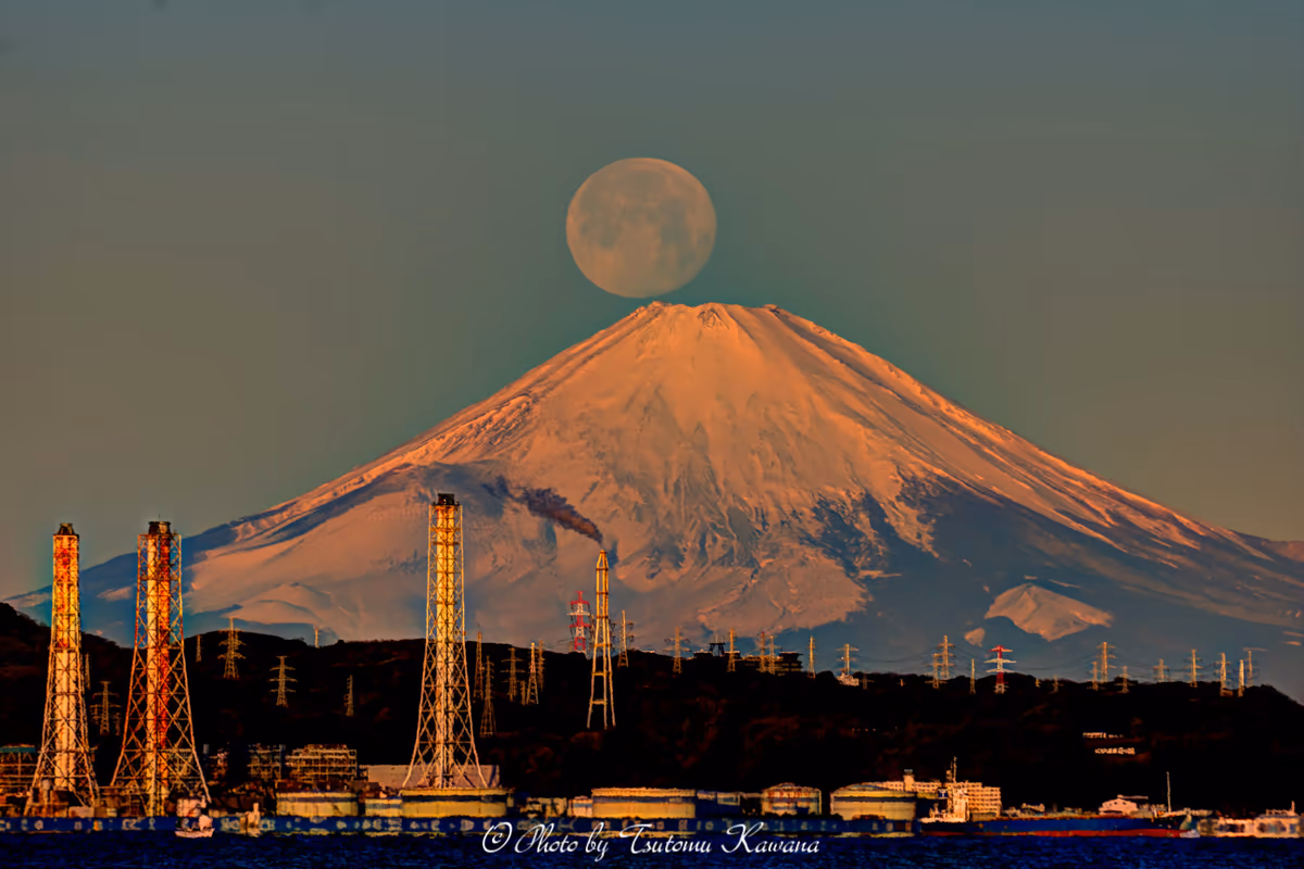 投稿写真：房総富津より、遠き富士山頂へお月様が沈みかかる。