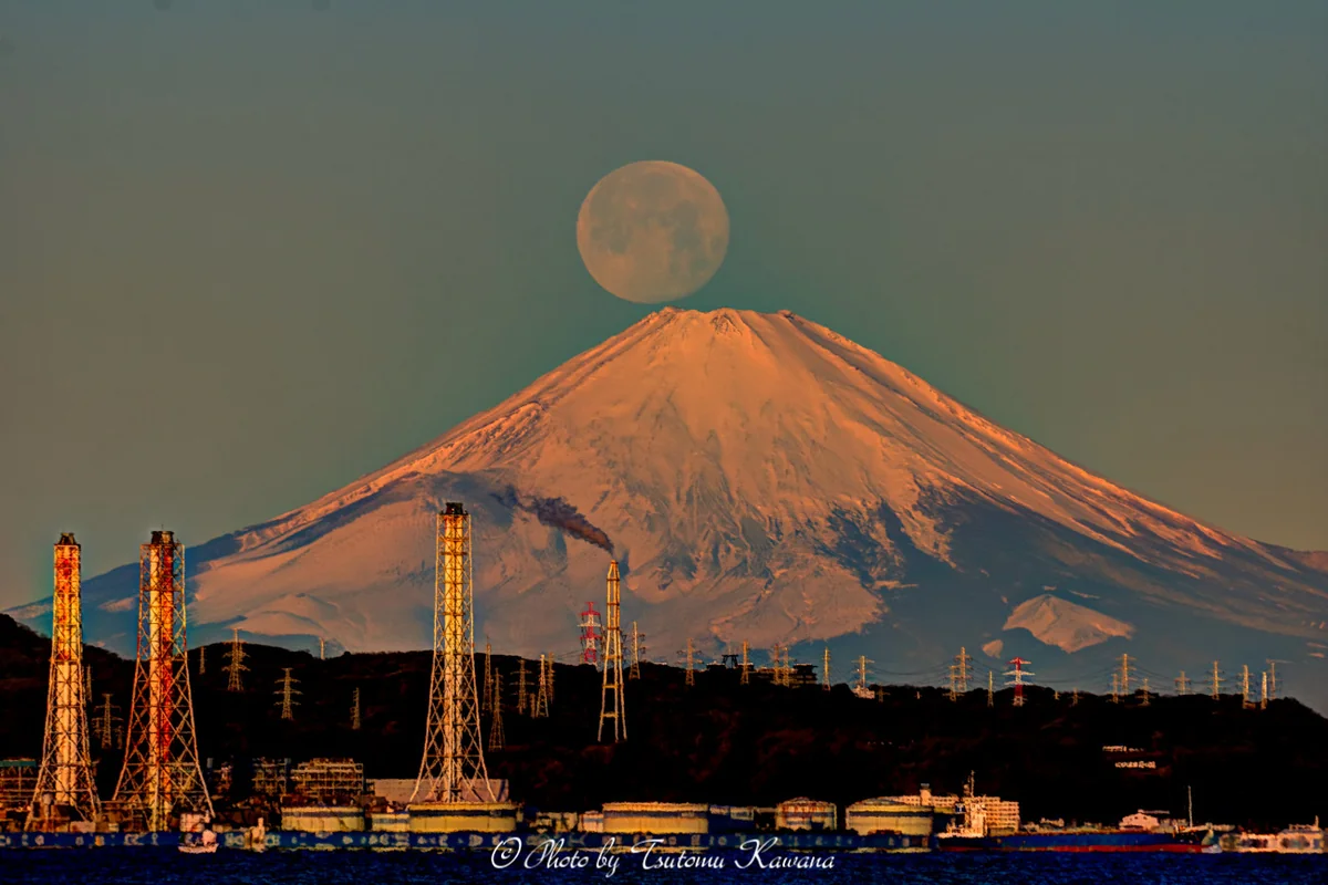投稿写真：房総富津より、遠き富士山頂へお月様が沈みかかる。