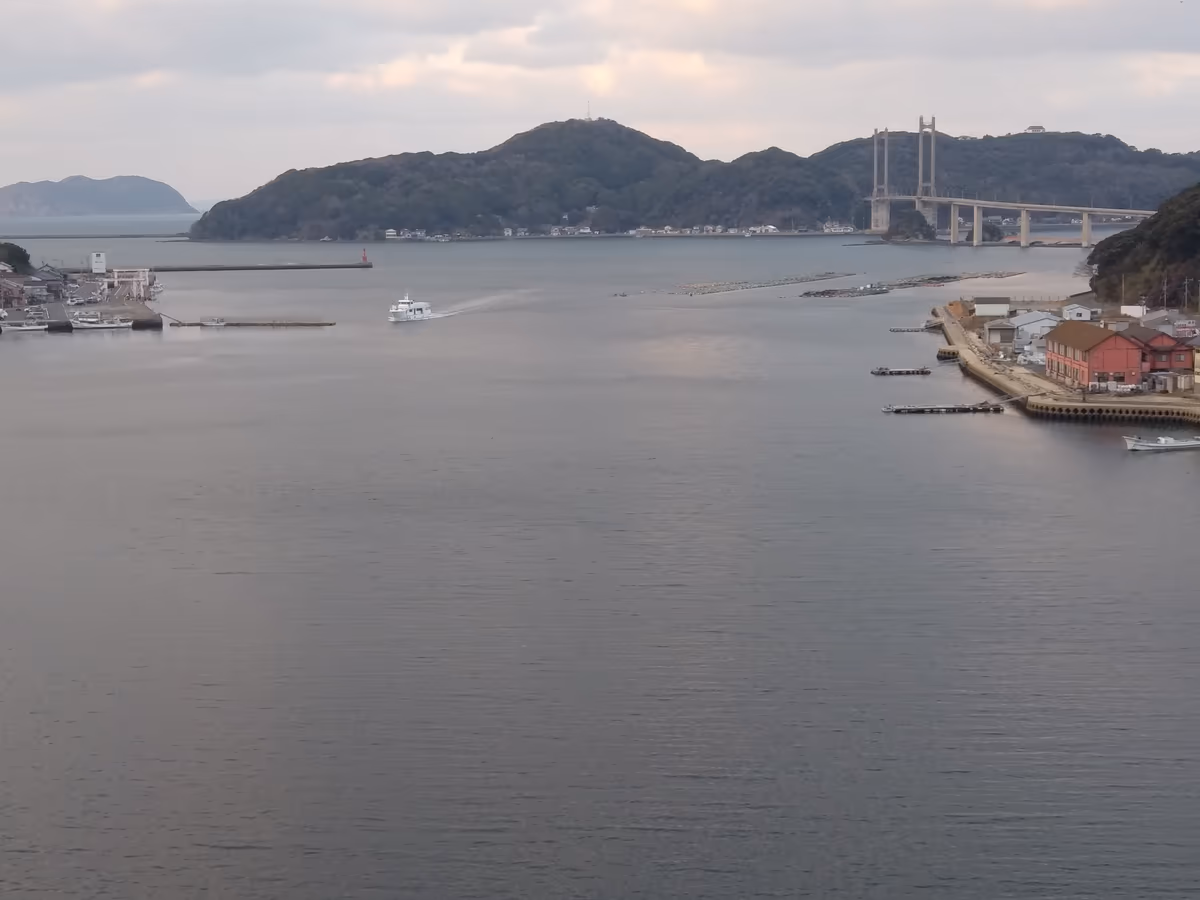 投稿写真：名護屋湾海面と呼子大橋遠景