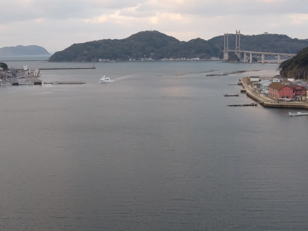 投稿写真：名護屋湾海面と呼子大橋遠景