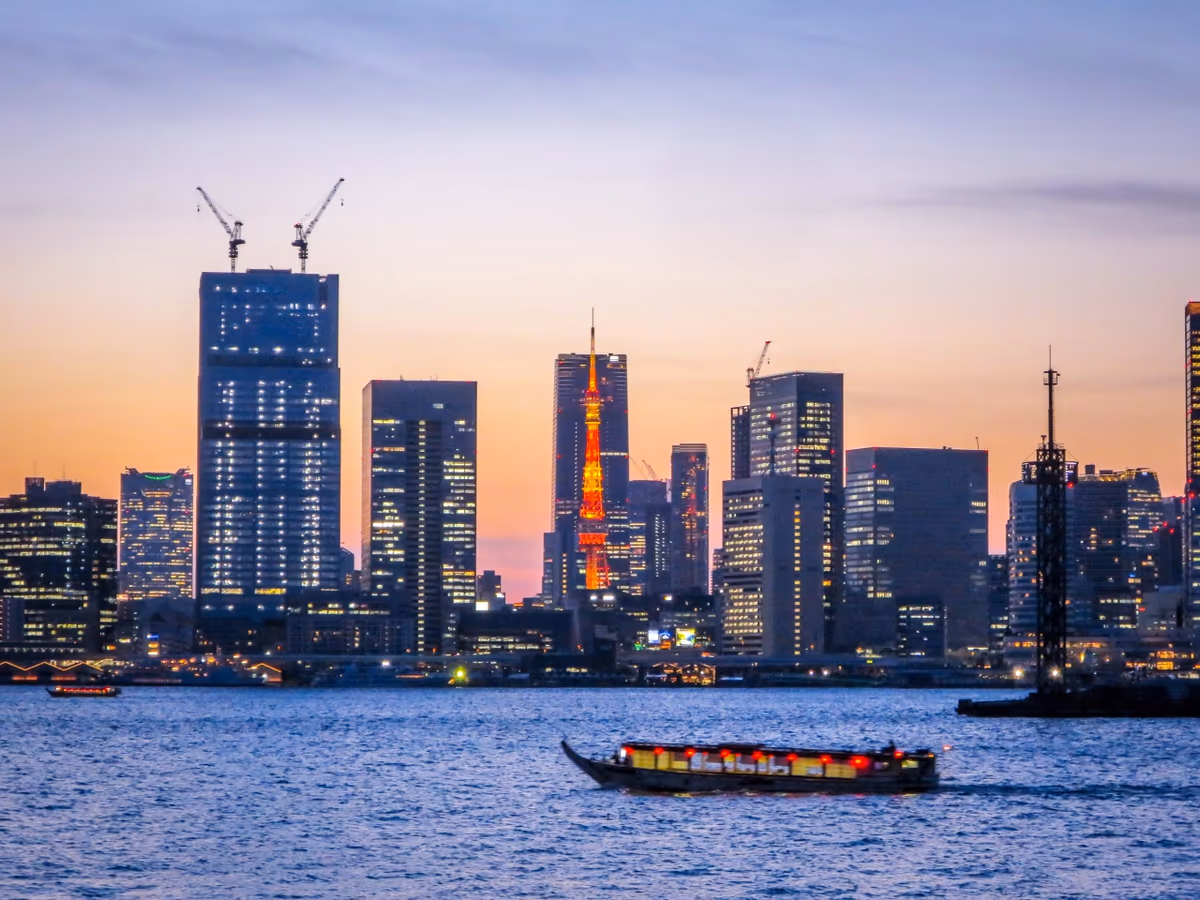 投稿写真：マジックアワーの東京タワー&麻布台ヒルズと屋形船