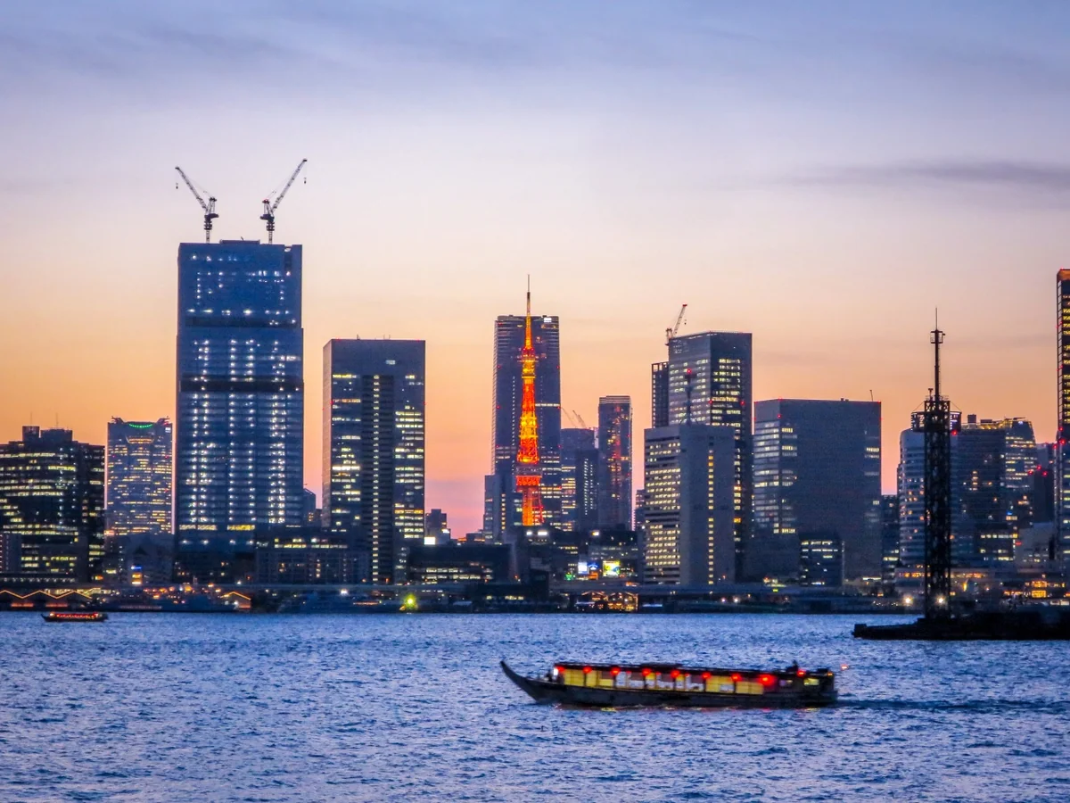 投稿写真：マジックアワーの東京タワー&麻布台ヒルズと屋形船