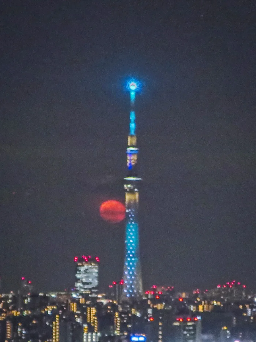 投稿写真：立待月パール東京スカイツリー~赤い立待月とスカイツリー