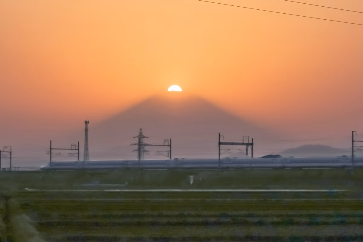 投稿写真：東海道新幹線下りとダイヤモンド富士
