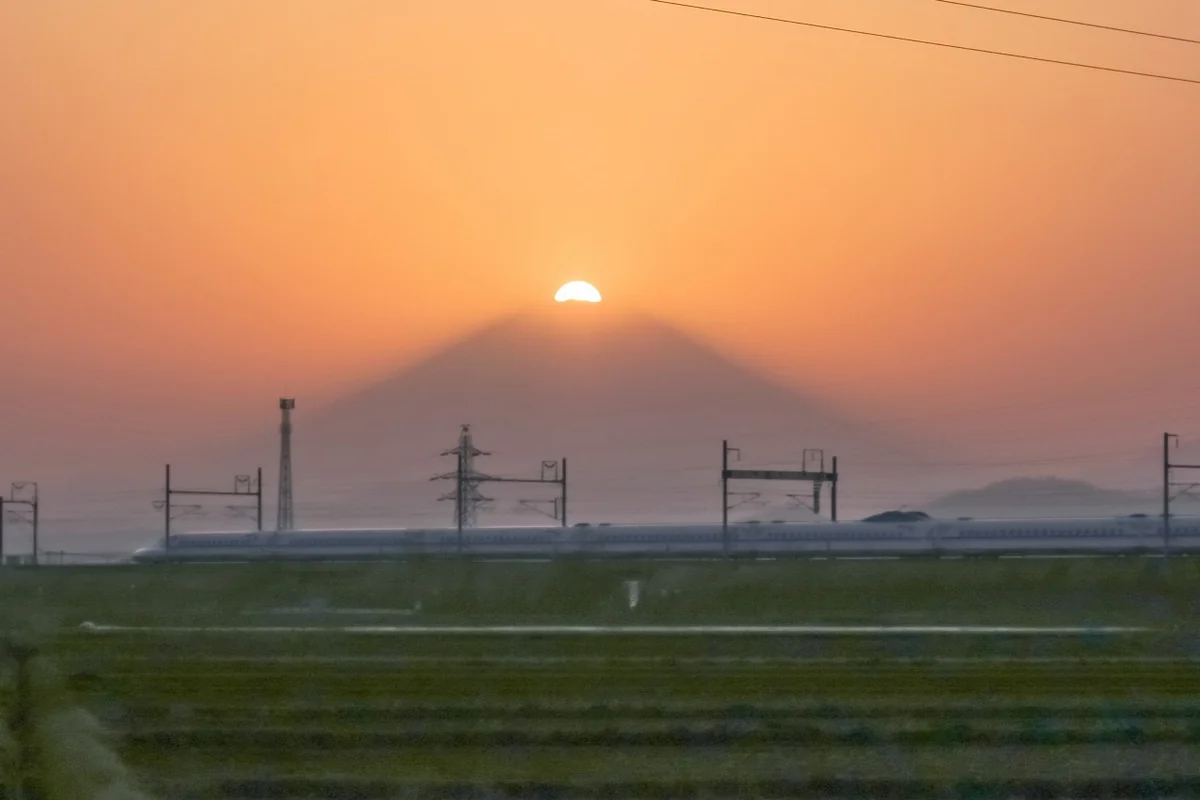 投稿写真：東海道新幹線下りとダイヤモンド富士