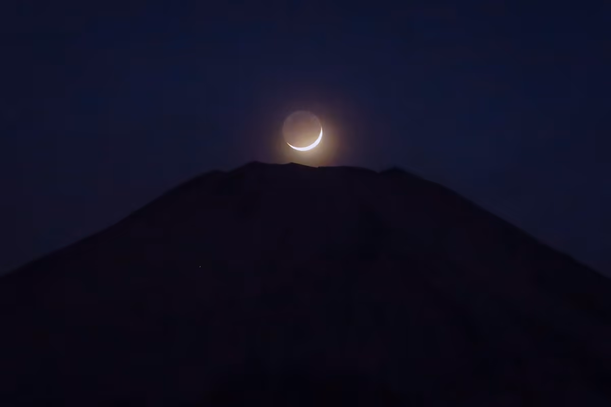 投稿写真：三日月パール富士~富士山の上に浮かぶ地球照付三日月