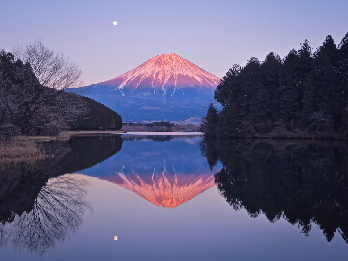 投稿写真：紅富士と小望月のリフレクション