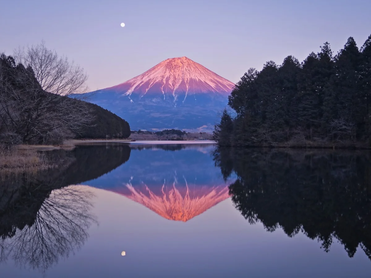 投稿写真：紅富士と小望月のリフレクション