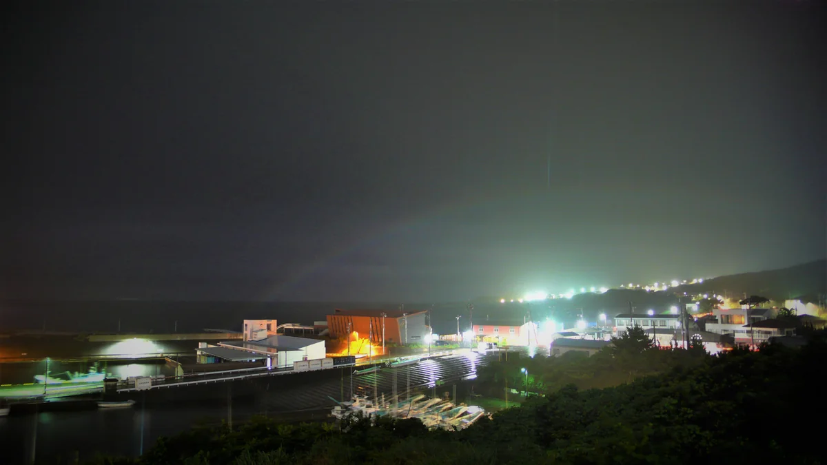 投稿写真：ＮｉｇｈｔＲａｉｎｂｏｗ（夜の虹）