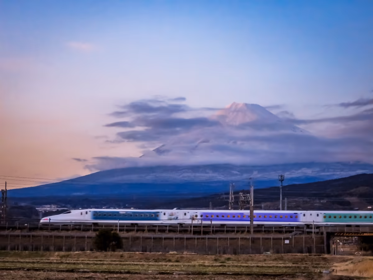 投稿写真：ディズニー新幹線と富士山