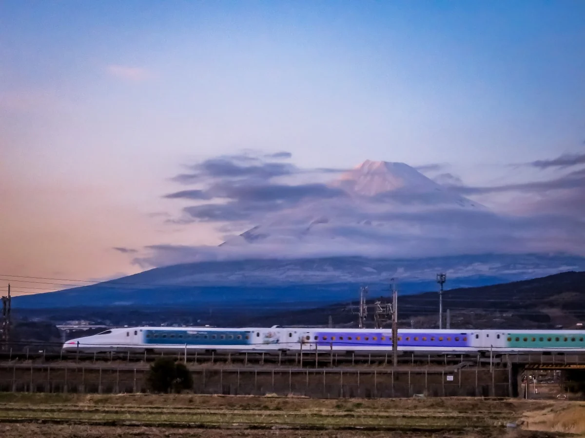 投稿写真：ディズニー新幹線と富士山