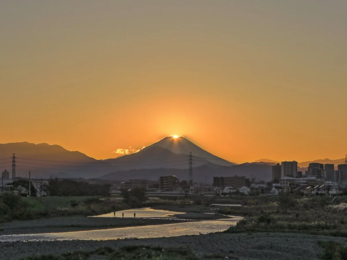 投稿写真：蛇行する川とダイヤモンド富士最後の輝き