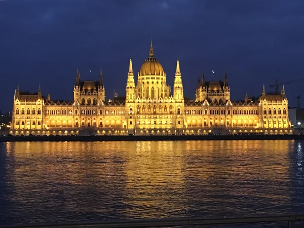 投稿：ブダペストの国会議事堂