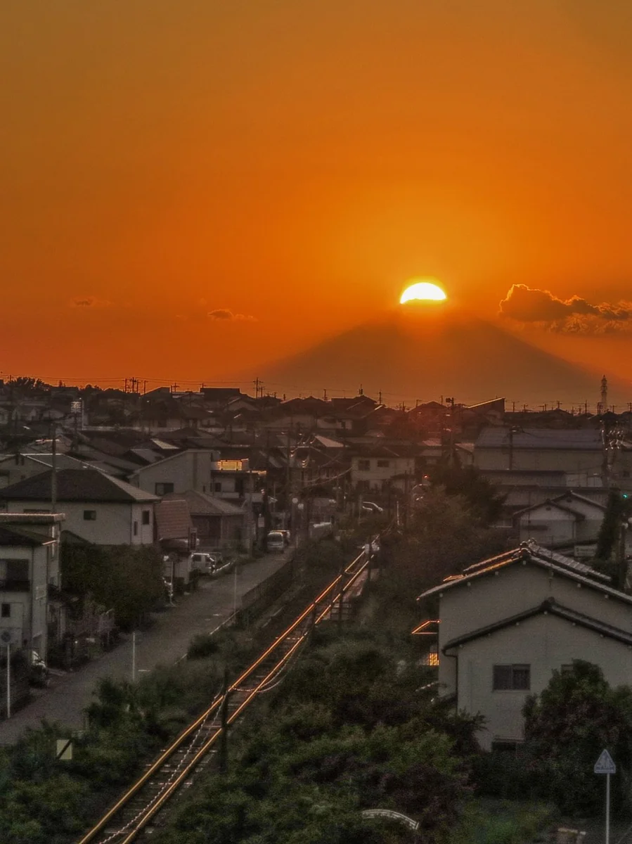 投稿写真：ダイヤモンド富士と鉄路