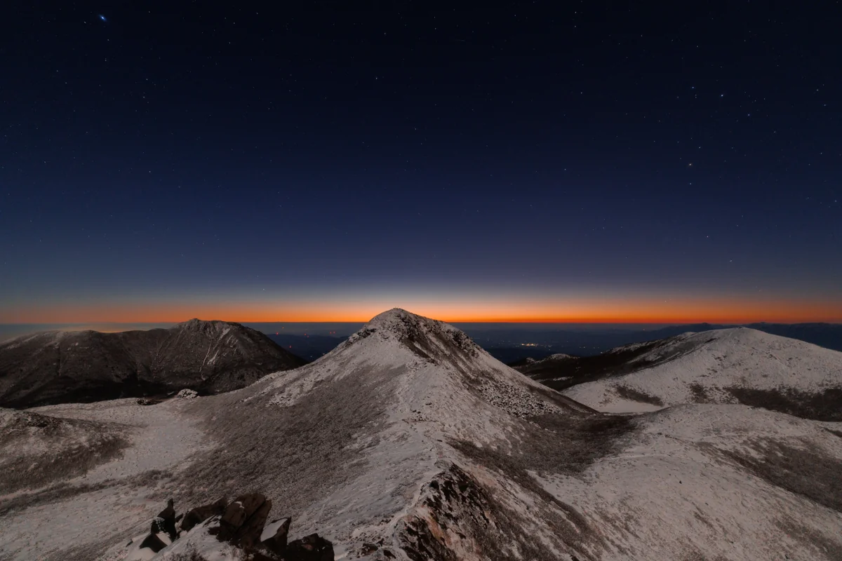 投稿写真：月夜に照らされた中岳とマジックアワー