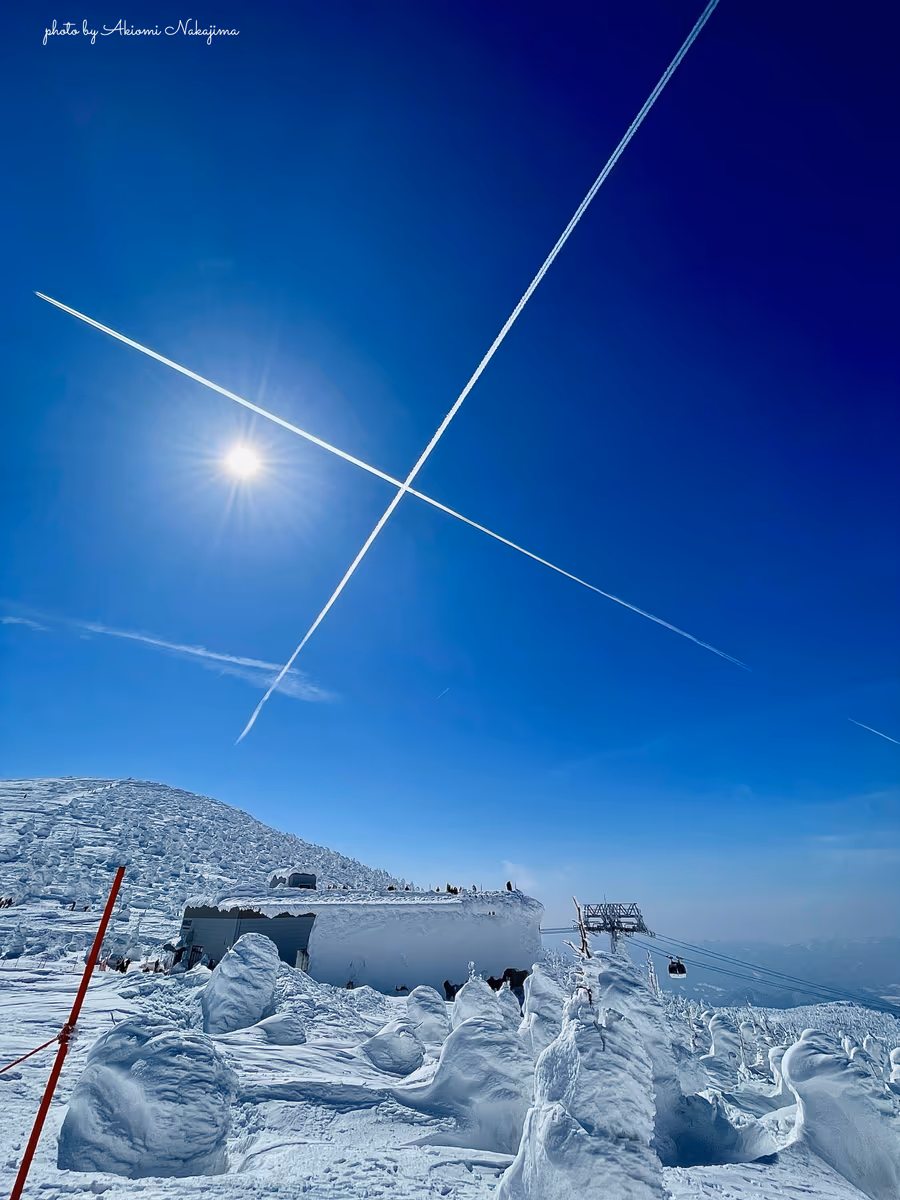 投稿写真：樹氷の空でクロスする航跡