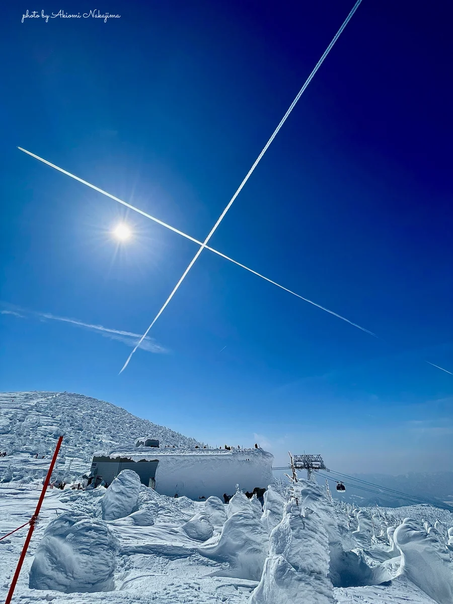 投稿写真：樹氷の空でクロスする航跡