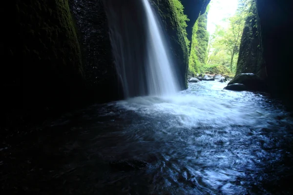 投稿：洞窟の滝
