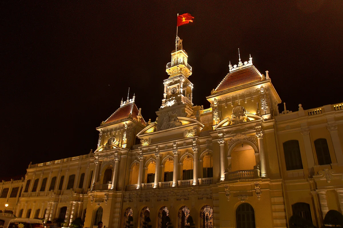 投稿写真：人民委員会庁舎のライトアップ