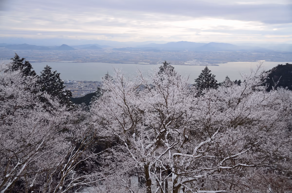 投稿写真：厳冬の比叡山と琵琶湖