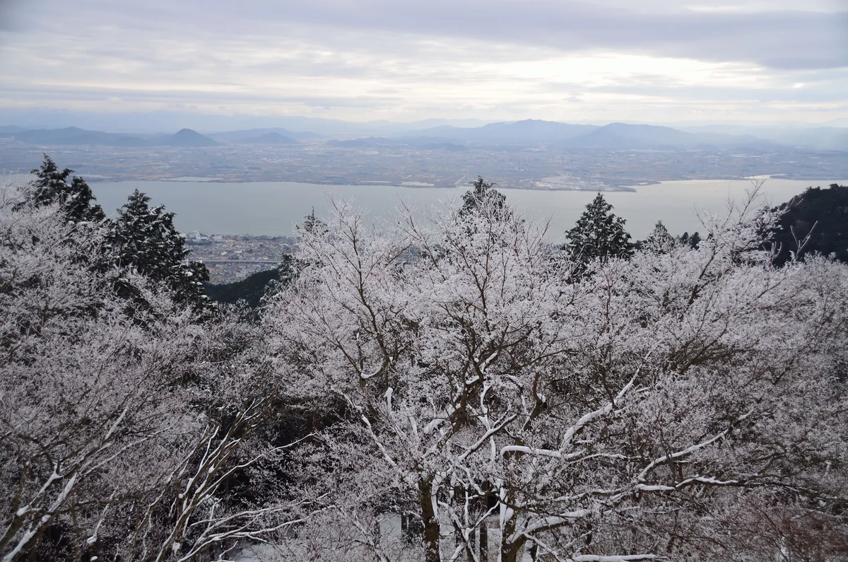投稿写真：厳冬の比叡山と琵琶湖