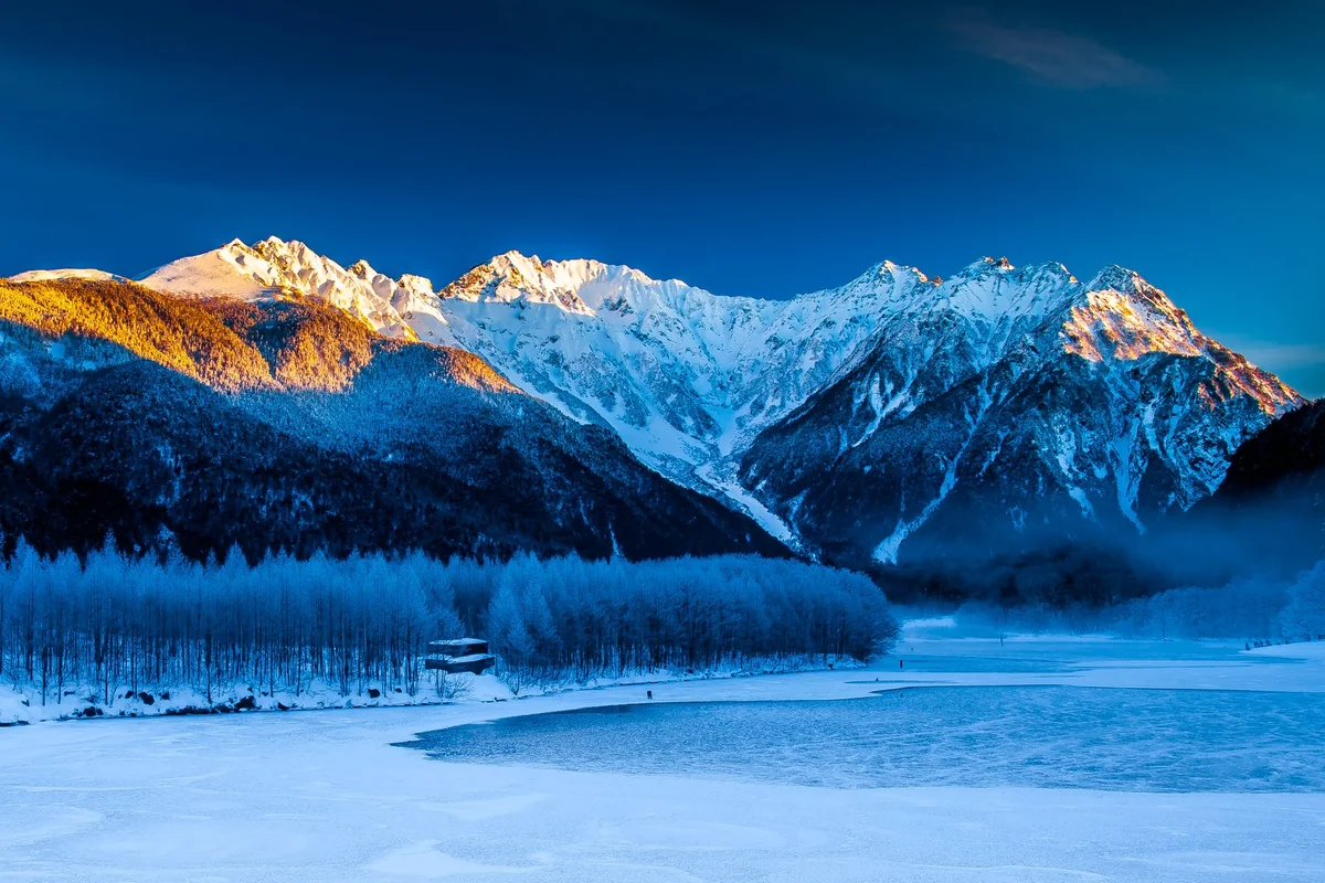 投稿写真：夜明けの上高地大正池と穂高連峰