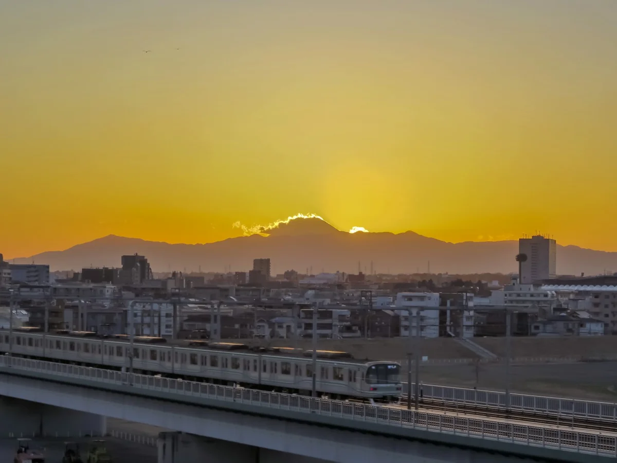 投稿写真：夕富士とメトロ電車