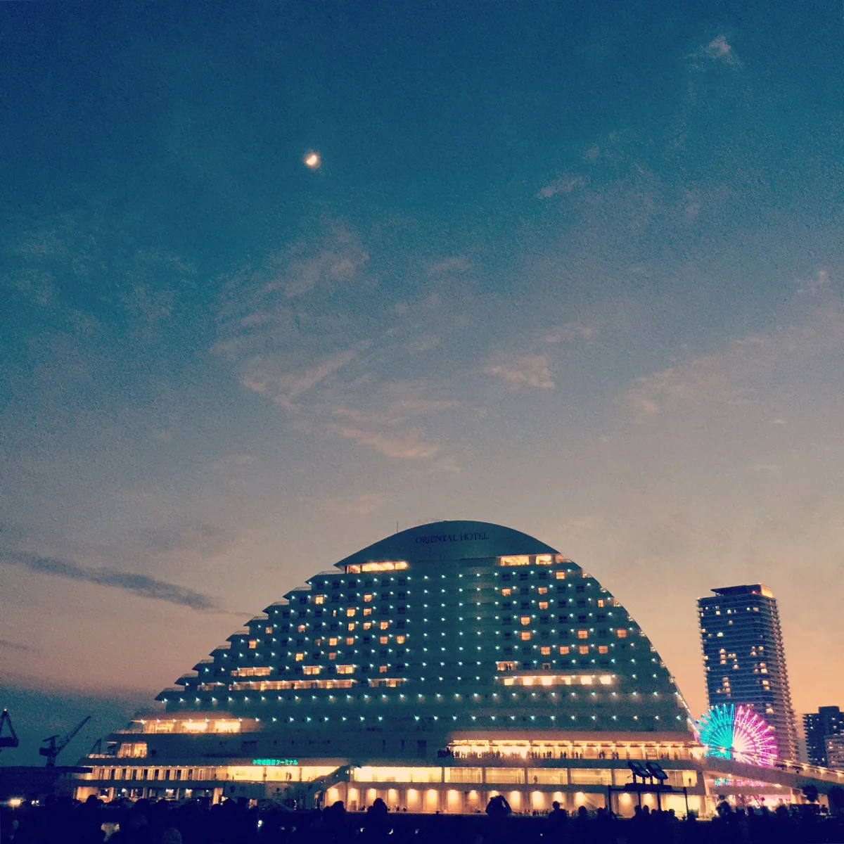 投稿写真：ハーバーランドと月