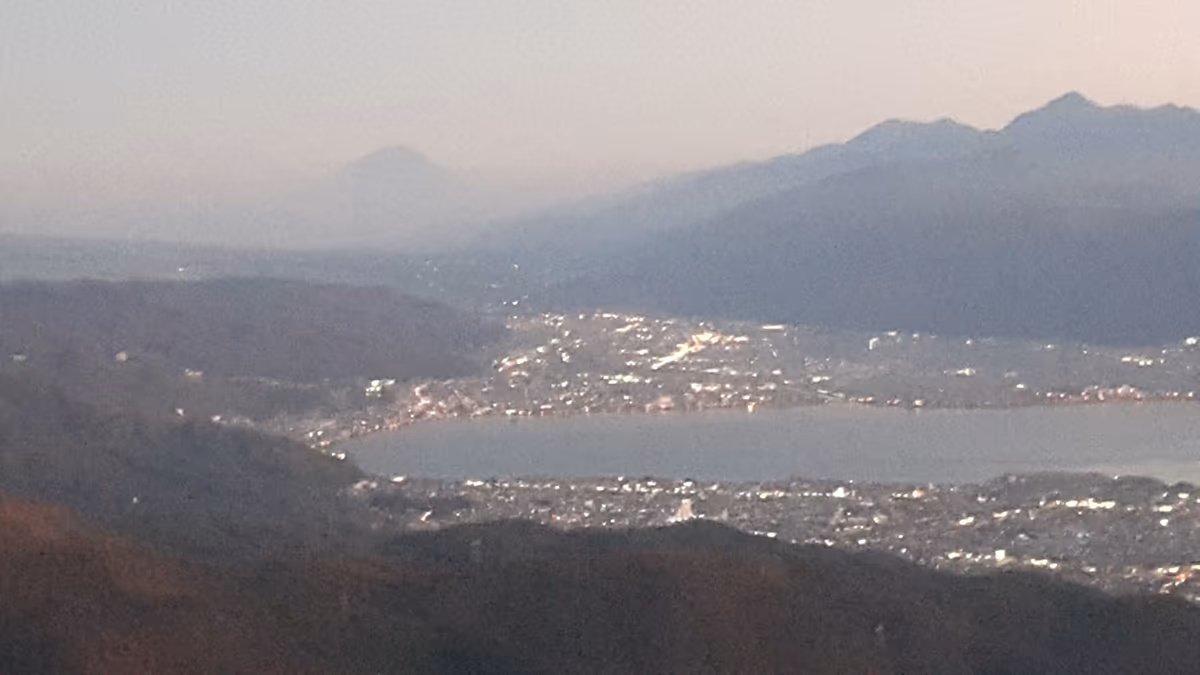 投稿写真：灯りが灯りり出した諏訪湖と富士山と南アルプスのシルエット