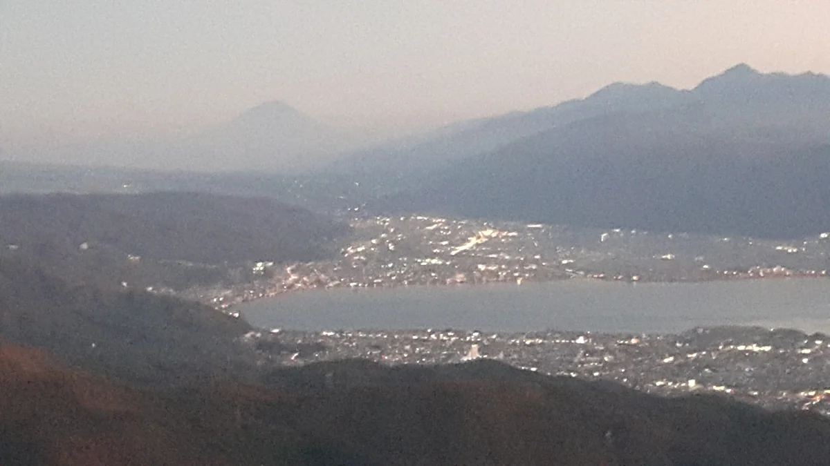 投稿写真：灯りが灯りり出した諏訪湖と富士山と南アルプスのシルエット