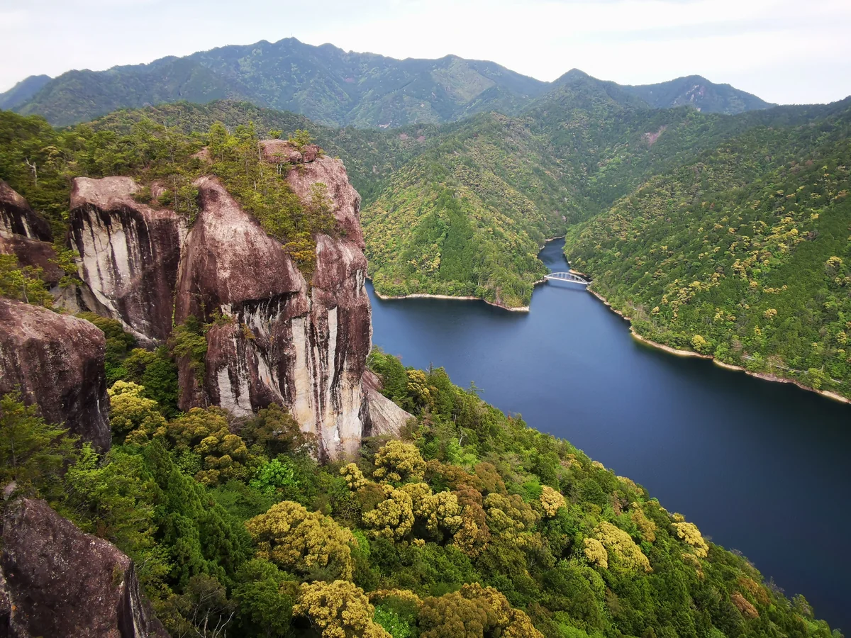 投稿写真：上臈岩と鳳来寺湖