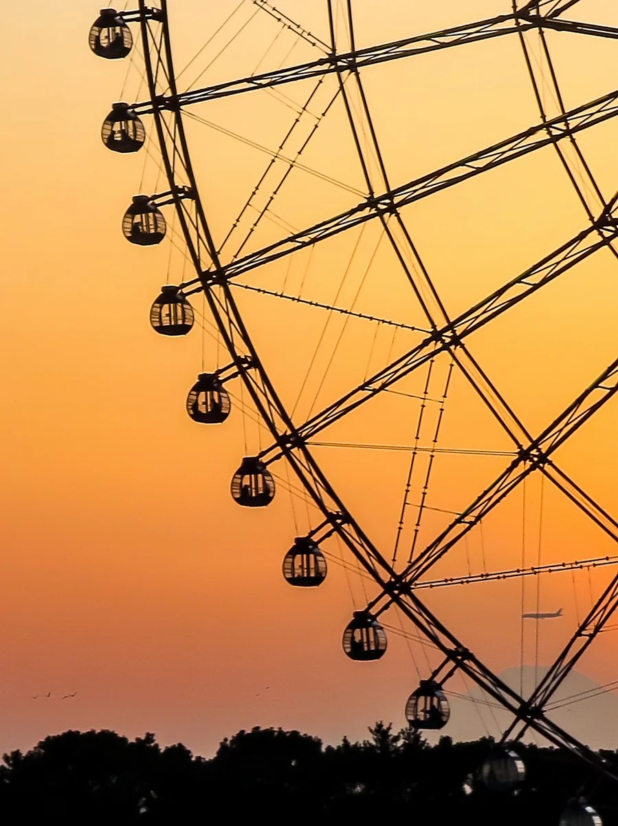 投稿写真：夕富士の上を飛ぶ羽田着陸機