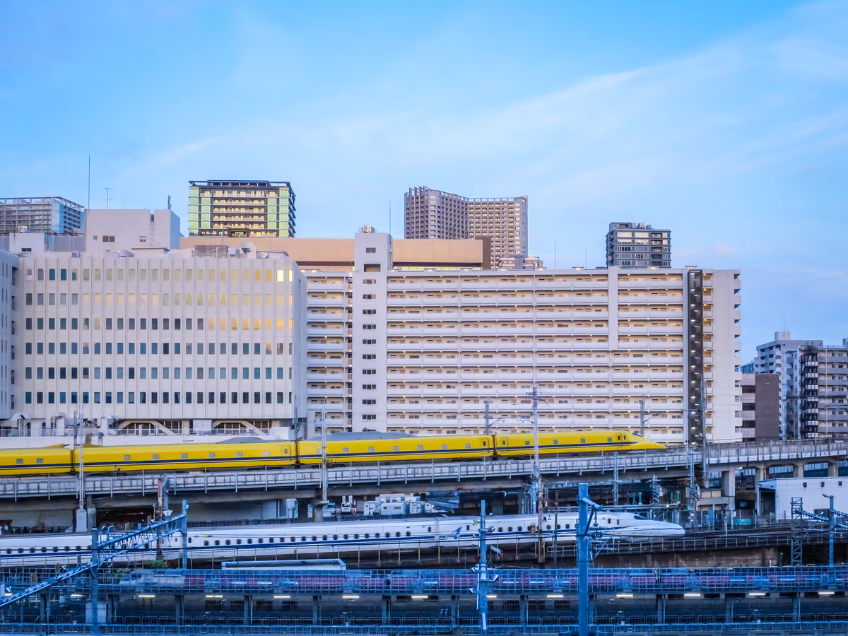 投稿写真：ドクターイエローと白い新幹線のすれ違い