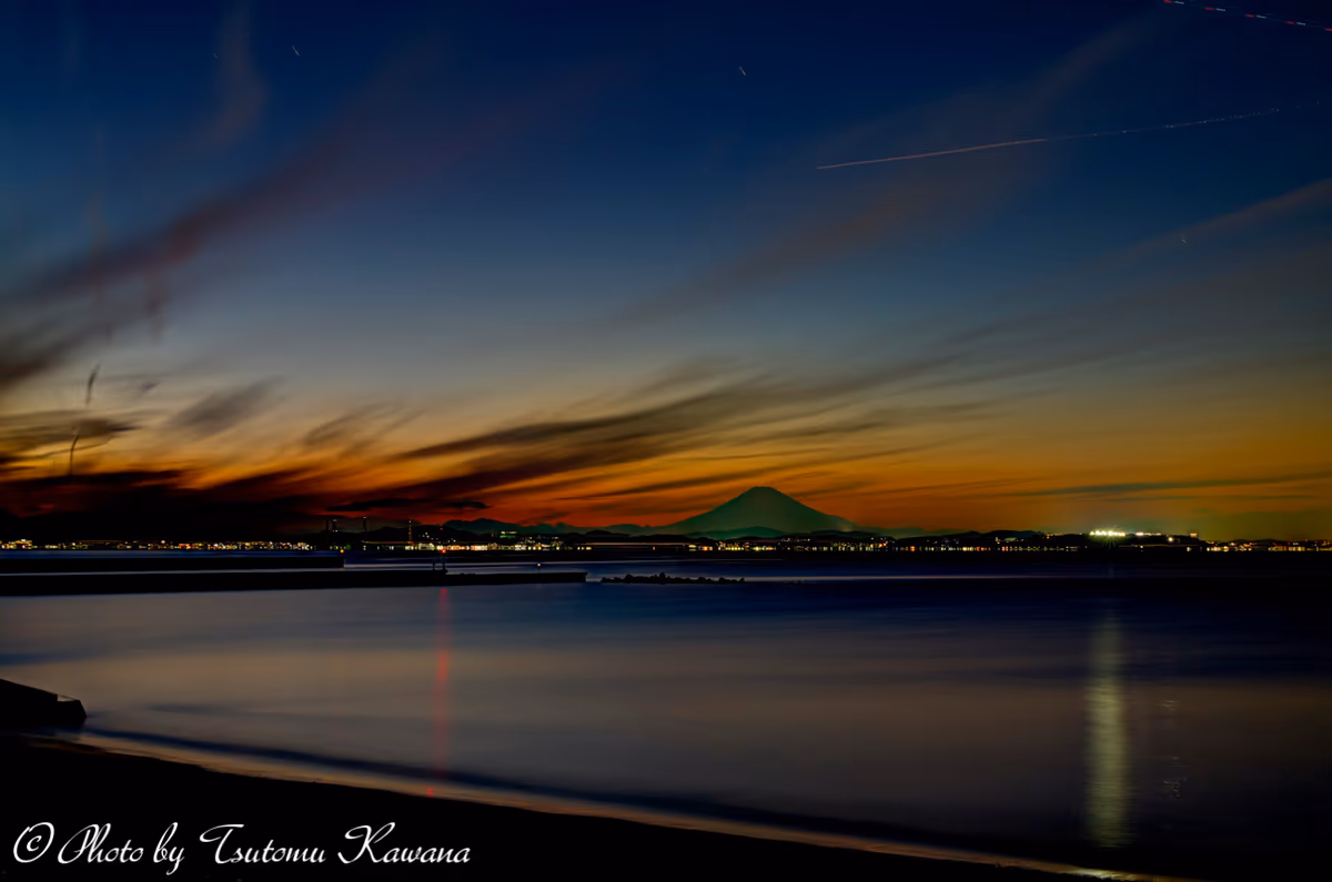 投稿写真：「房総上総湊夕富士たそがれて、夕雲空に溶け込む」