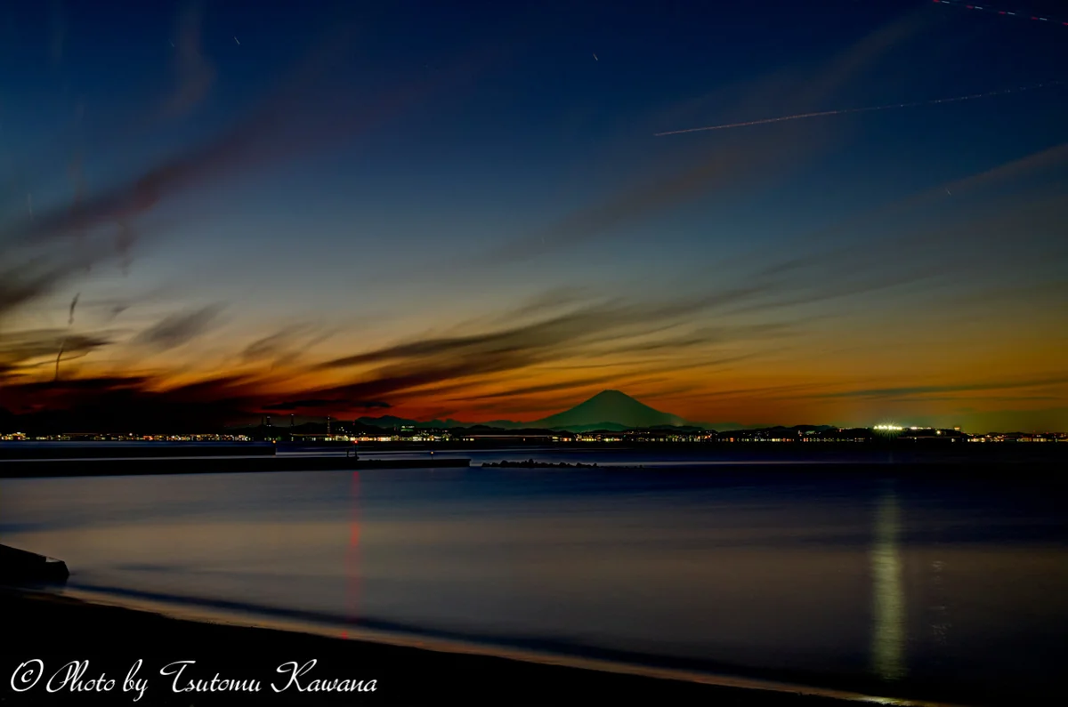 投稿写真：「房総上総湊夕富士たそがれて、夕雲空に溶け込む」