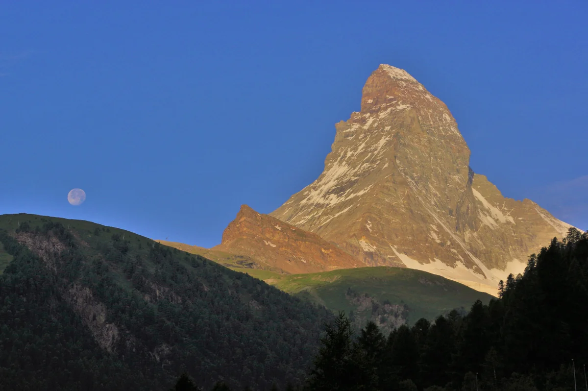 投稿写真：マッターホルンの朝と沈む月