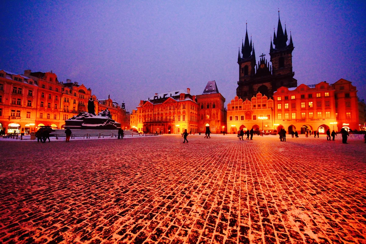 投稿写真：プラハ旧市街広場 夕暮れの石畳