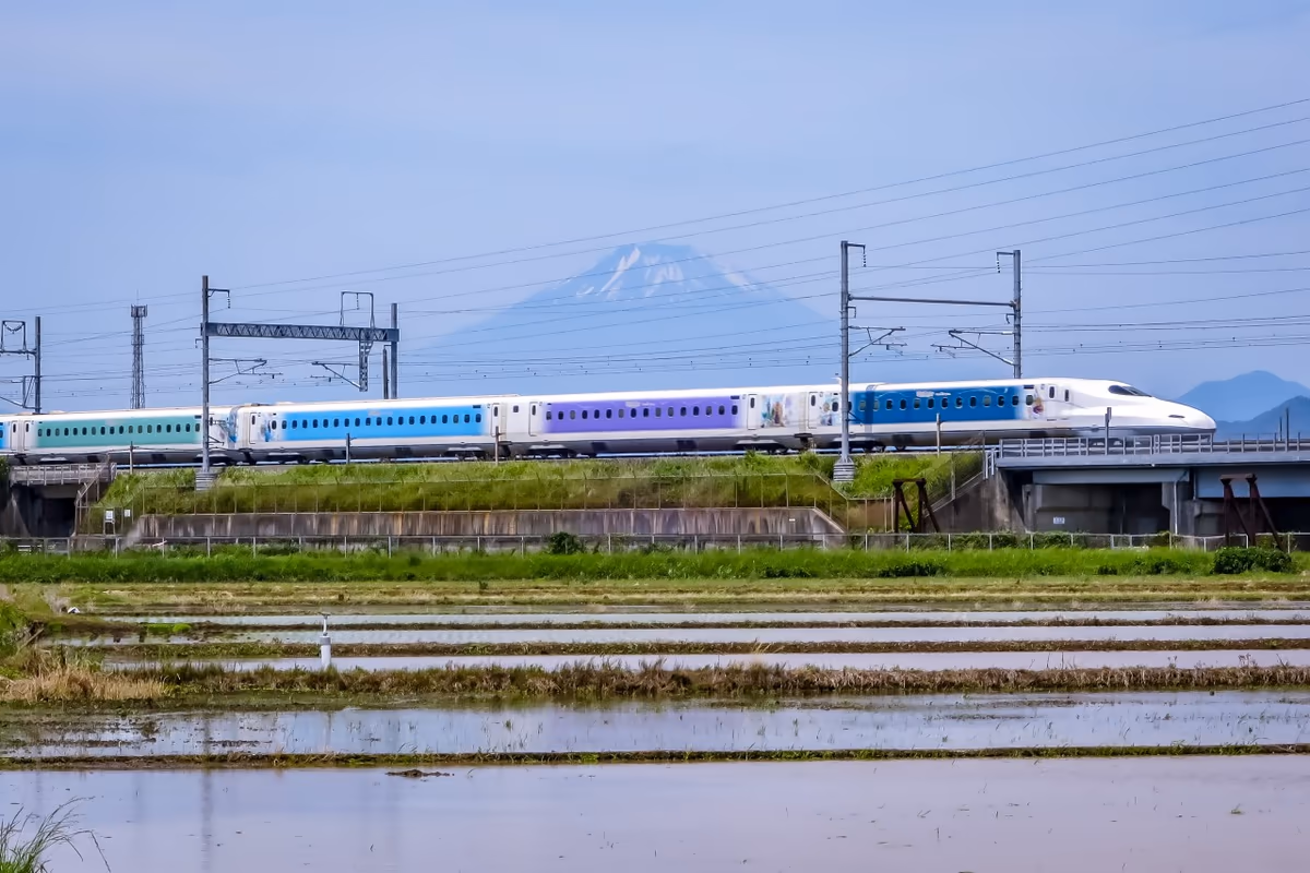 投稿写真：ディズニー新幹線と富士山