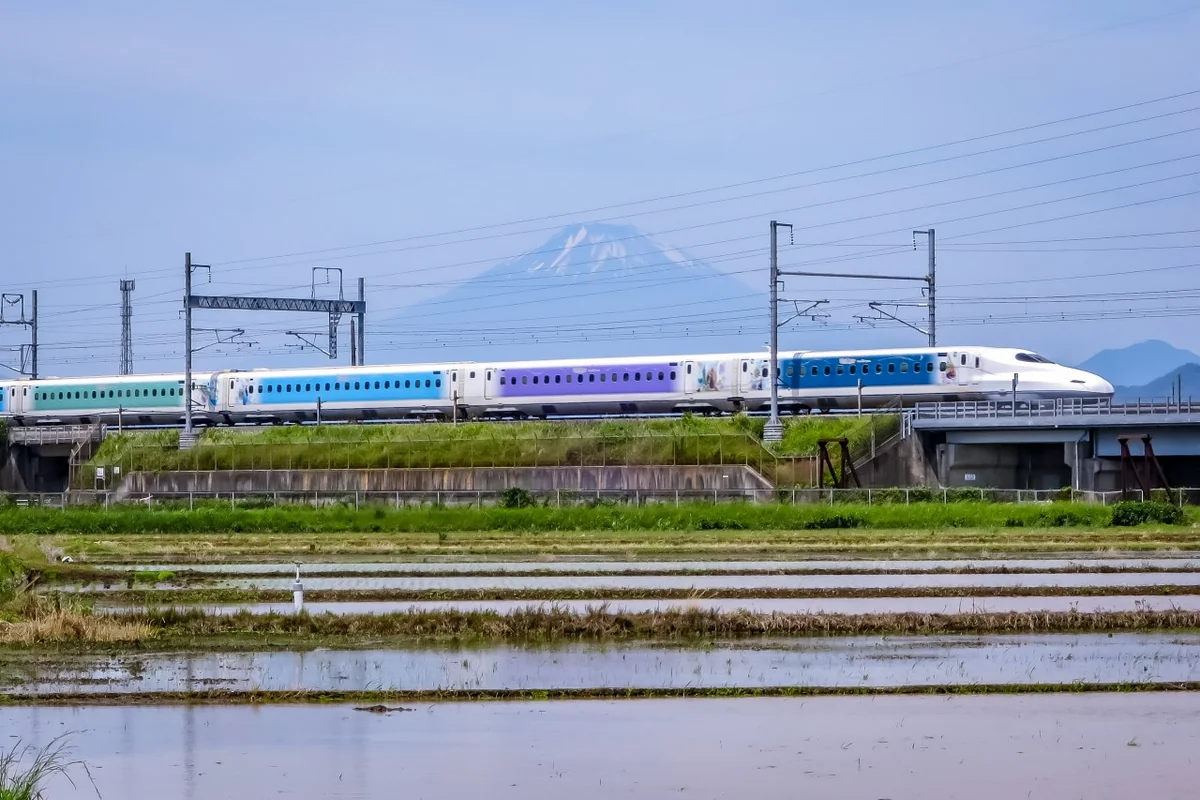 投稿写真：ディズニー新幹線と富士山