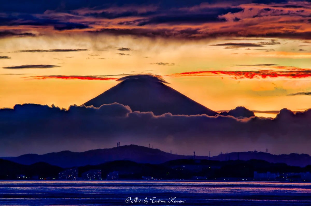 投稿写真：雨上がりの夕空にかさ雲富士は浮かぶ