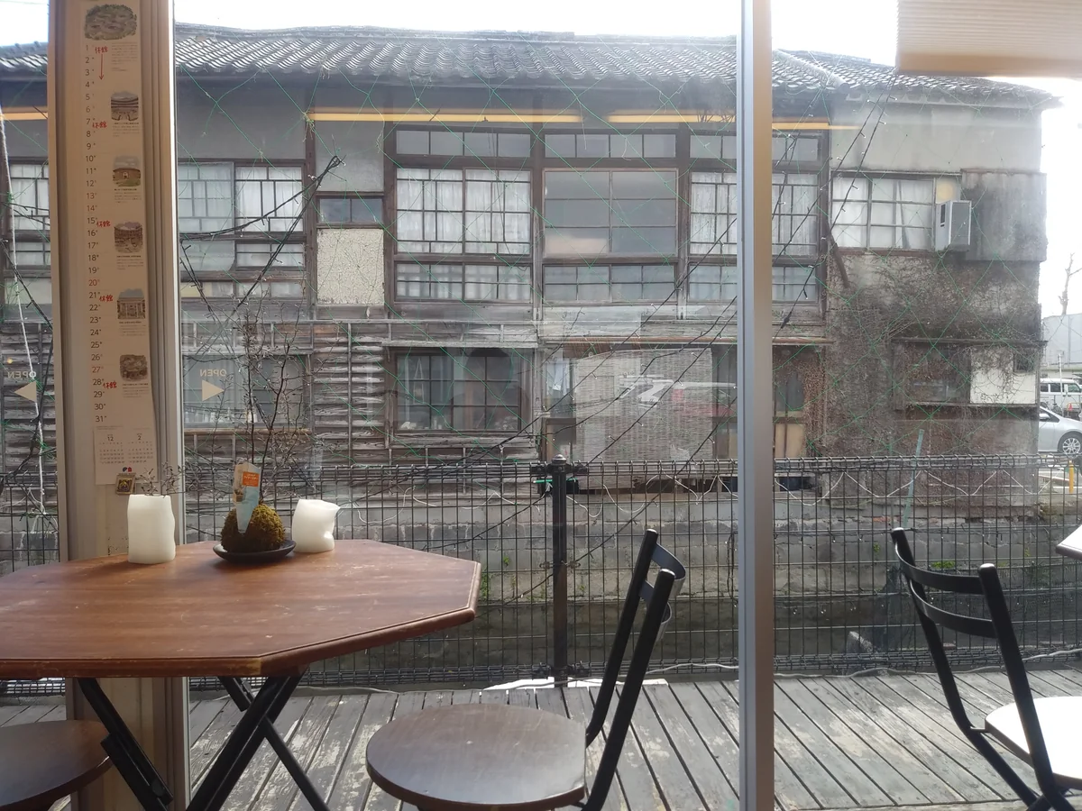 投稿写真：ガラス越しに見た古い木造家屋