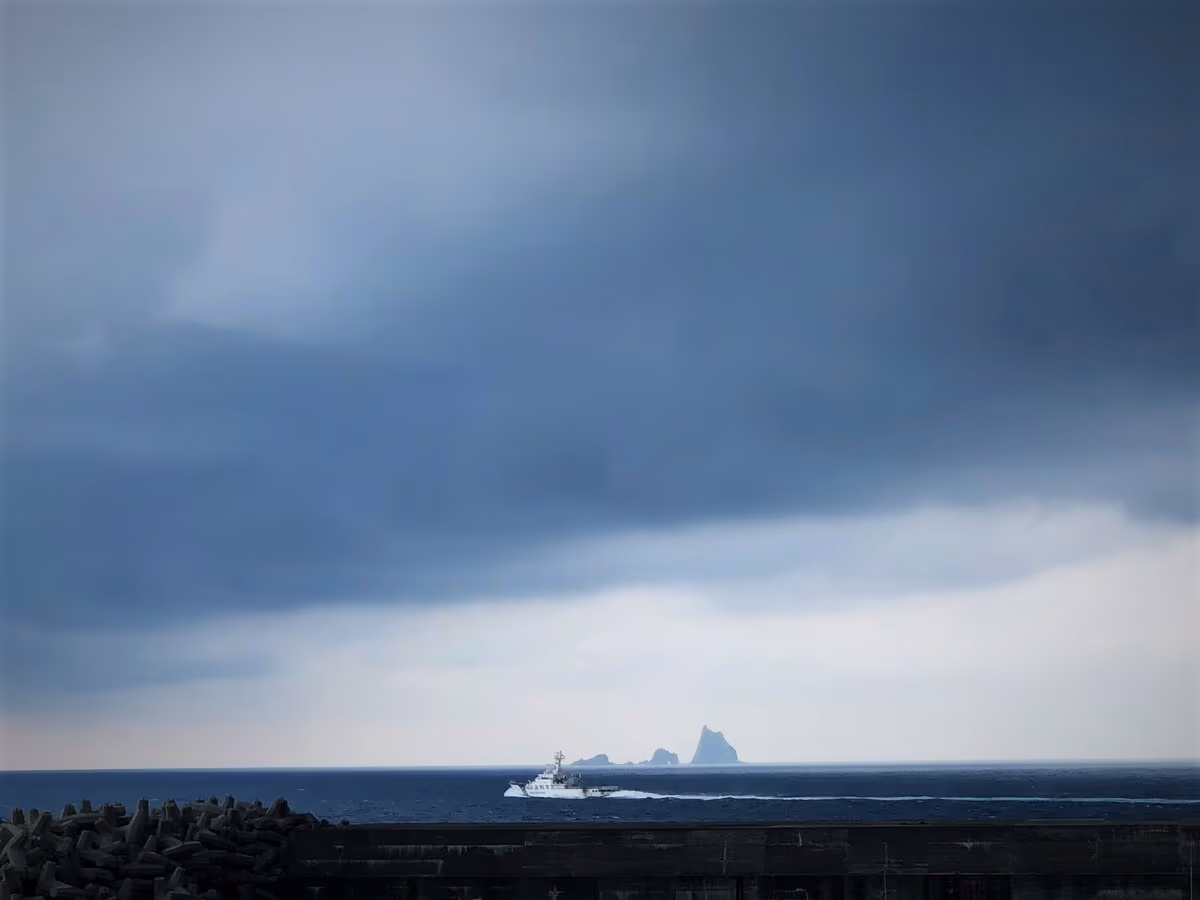 投稿写真：三本岳と船